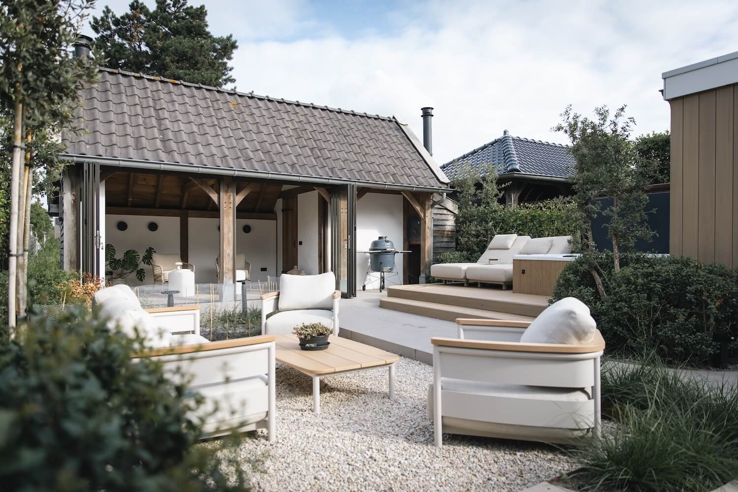 Lichte tuinmeubels voor een frisse en ruime tuin