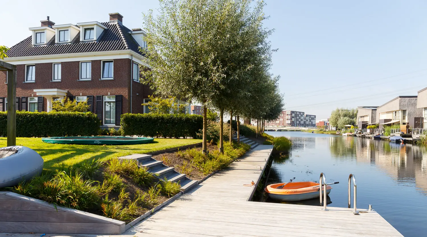 Villatuin aan het water