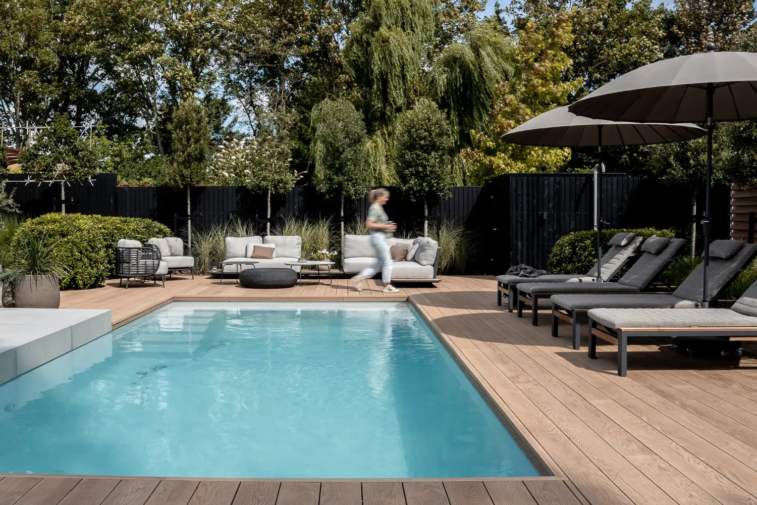 Moderne tuin met zwembad